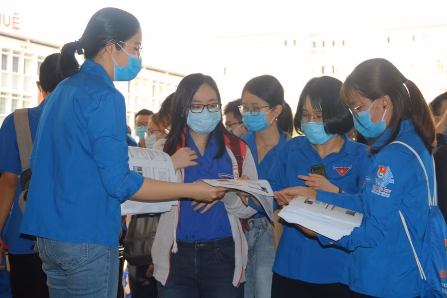 SV Trường Đại học Y Dược Huế tham gia tình nguyện chiến dịch phòng chống dịch Covid-19.