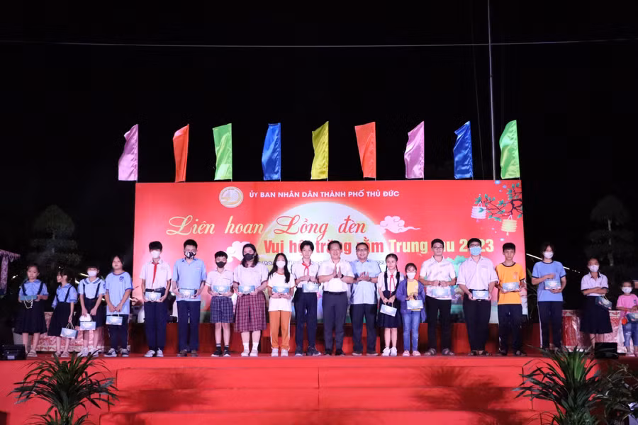 Ông Hoàng Tùng, Chủ tịch UBND TP Thủ Đức tặng quà các em thiếu nhi có hoàn cảnh khó khăn, thiếu nhi bị ảnh hưởng bởi dịch Covid-19 đến tham dự liên hoan