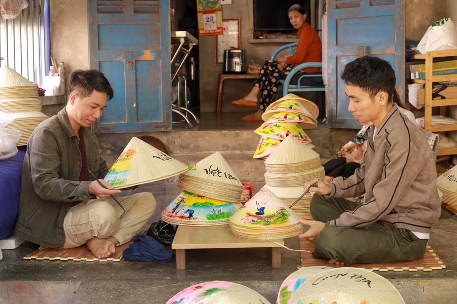 Nơi vẽ tranh cũng là ngôi nhà Gia Hùng đang sinh sống. Nơi vẽ tranh cũng là ngôi nhà Gia Hùng đang sinh sống.