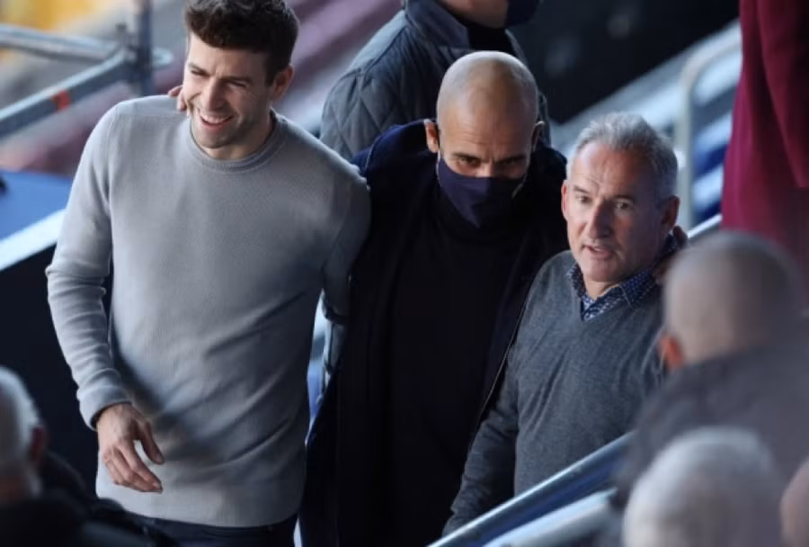 Khách tham dự họp báo chia tay Aguero gồm cả huấn luyện viên Pep Guardiola của Man City.