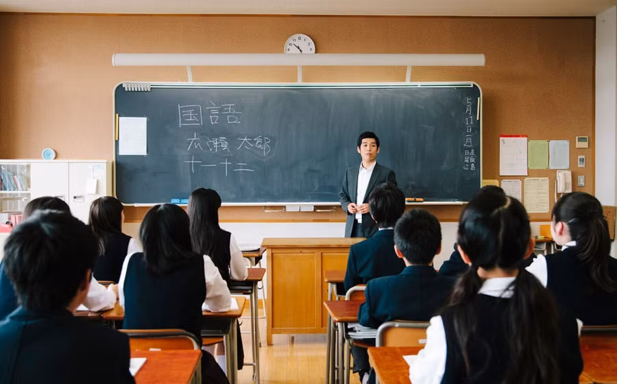 Giáo viên có xu hướng làm việc nhiều giờ thường xuyên mà không có phần thưởng tài chính bổ sung. Ảnh: gogonihon Giáo viên có xu hướng làm việc nhiều giờ thường xuyên mà không có phần thưởng tài chính bổ sung. Ảnh: gogonihon