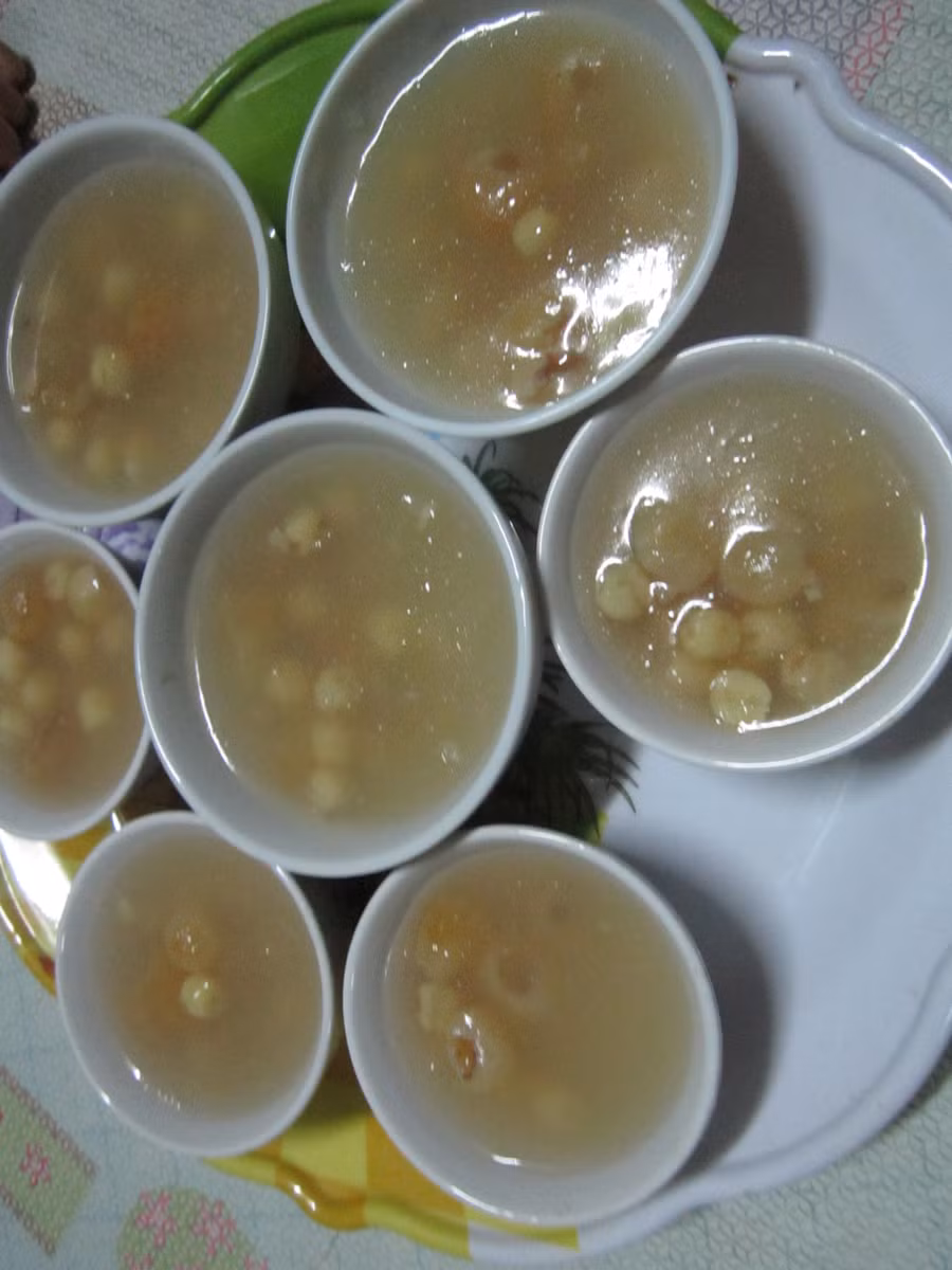 Chè hạt sen long nhãn, món ngon cho mùa hè nóng bức.