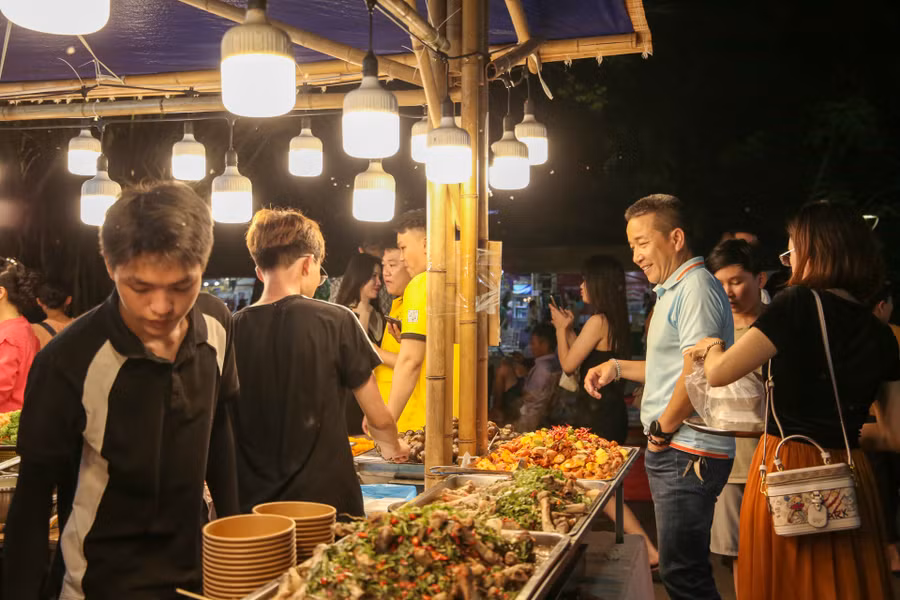 Nhiều món ăn hấp dẫn người dân và du khách tới thưởng thức.