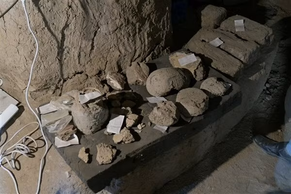 Những đồ tạo tác giúp các nhà khảo cổ xác định niên đại của thành phố.