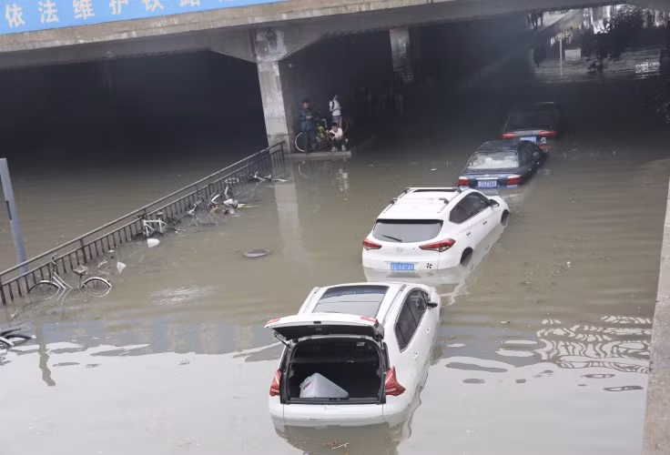 Mưa lớn gây ngập một số tuyến đường tại thủ đô Bắc Kinh, Trung Quốc.
