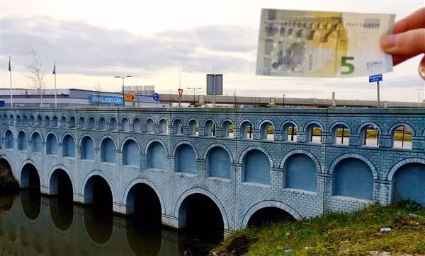 Cầu trên đồng 5 Euro.