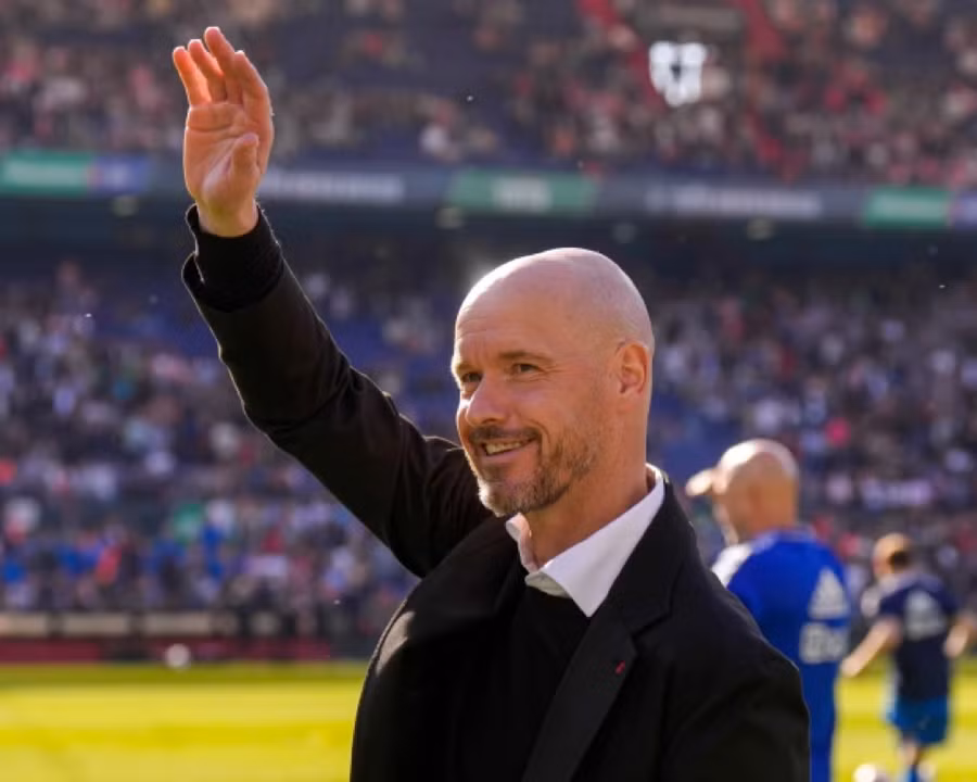 Erik ten Hag vẫy chào người hâm mộ Ajax trước trận chung kết Cup Hà Lan.