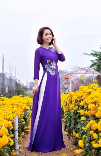 Nhiều nghệ sĩ, người mẫu cũng dùng áo dài Trạch Xá để khoe nét đẹp cơ thể.