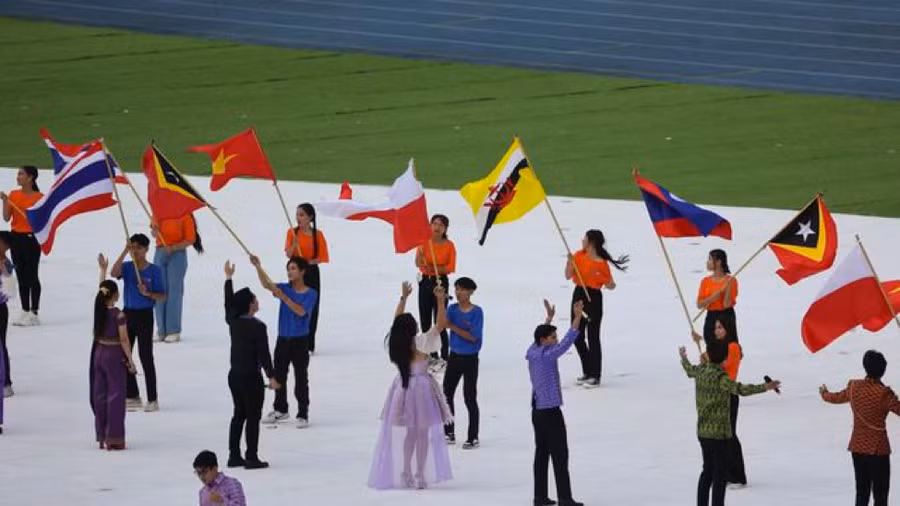 Ban tổ chức nhầm quốc kỳ Ba Lan thành quốc kỳ Indonesia ở lễ khai mạc SEA Games 32. Ảnh: Bola. Ban tổ chức nhầm quốc kỳ Ba Lan thành quốc kỳ Indonesia ở lễ khai mạc SEA Games 32. Ảnh: Bola.
