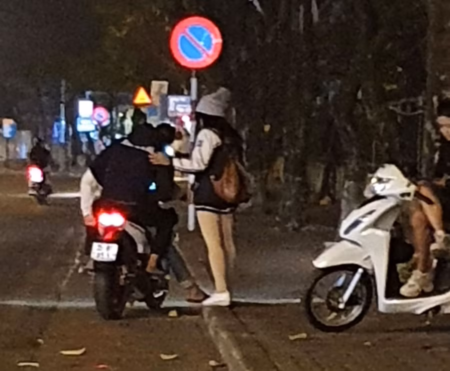 Hoạt động chèo kéo khách mua dâm trên đường Giải Phóng tồn tại nhiều năm nhưng chưa được xử lý dứt điểm.