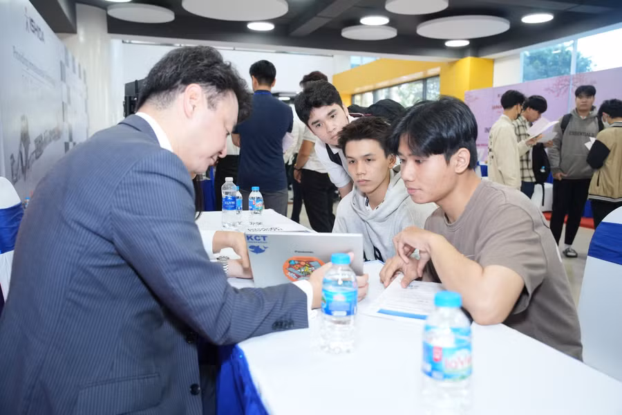 Sinh viên tham gia phỏng vấn trực tiếp tại "Ngày hội Tuyển dụng của các Doanh nghiệp Nhật Bản – JAPAN JOB FAIR 2023"