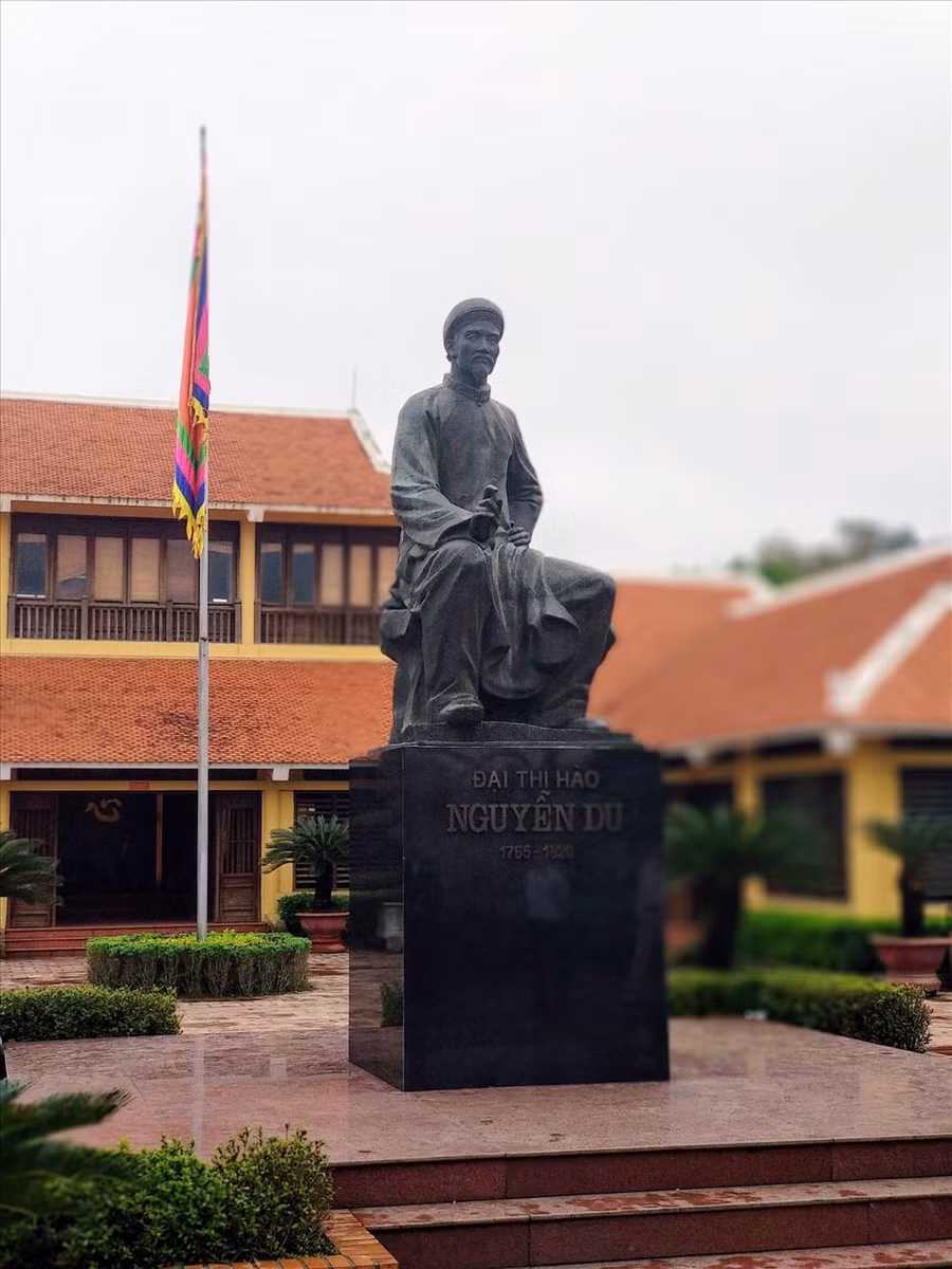 Nam Dương hầu Nguyễn Nhiệm (cháu nội Nguyễn Thiến) vào Tiên Điền ẩn cư và lập ra họ Nguyễn Tiên Điền. (Thi hào Nguyễn Du là hậu duệ đời thứ 8 của Trạng nguyên Nguyễn Thiến).