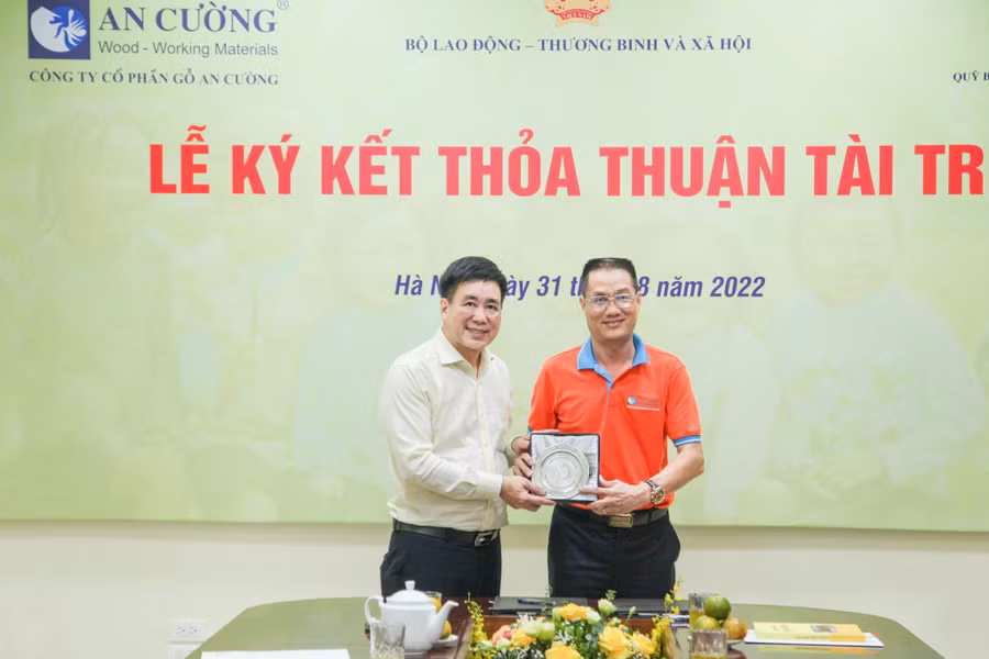 Đại diện Quỹ Bảo trợ trẻ Em Việt Nam tặng quà lưu niệm cho Gỗ An Cường. Đại diện Quỹ Bảo trợ trẻ Em Việt Nam tặng quà lưu niệm cho Gỗ An Cường.