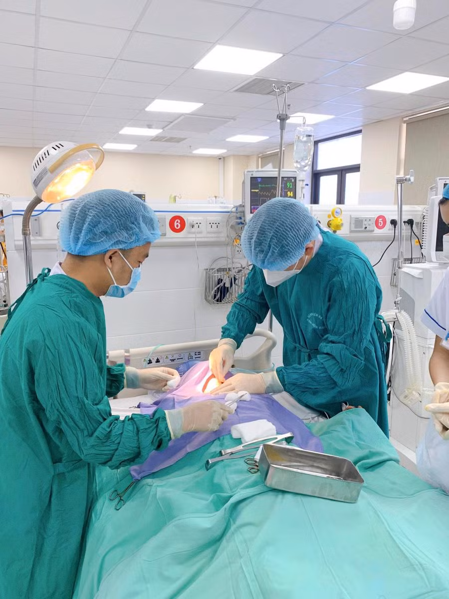 Mở khí quản cấp cứu, tạo đường thở cho bệnh nhân mắc uốn ván. Ảnh: BV. Mở khí quản cấp cứu, tạo đường thở cho bệnh nhân mắc uốn ván. Ảnh: BV.