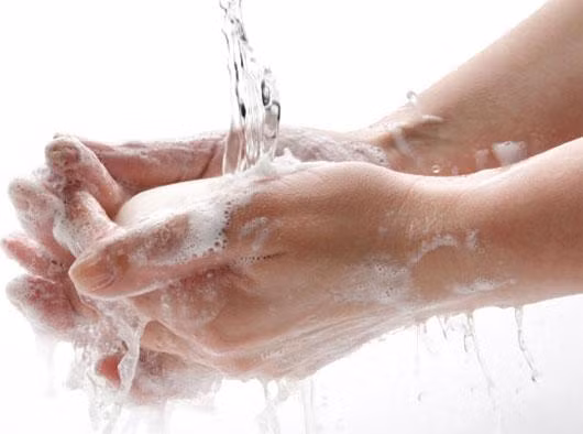 Cần vệ sinh cá nhân hàng ngày, rửa tay, chân sạch sẽ để phòng tránh các bệnh về da trong mùa mưa. Ảnh minh họa.