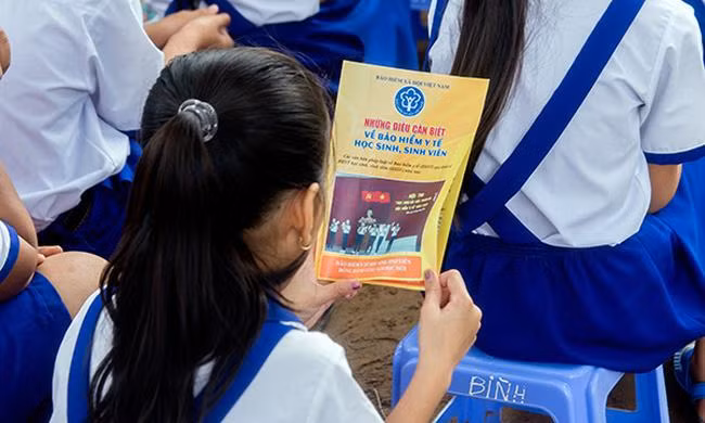 BHYT góp phần giáo dục nhân cách cho các em ngay từ khi còn đang ngồi trên ghế nhà trường. Ảnh minh họa. BHYT góp phần giáo dục nhân cách cho các em ngay từ khi còn đang ngồi trên ghế nhà trường. Ảnh minh họa.