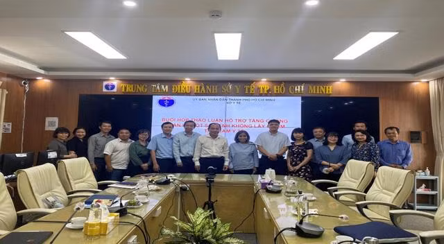 Sở Y tế TPHCM cùng các chuyên gia của Tổ chức Y tế Thế giới tại Việt Nam. Ảnh: P.V.
