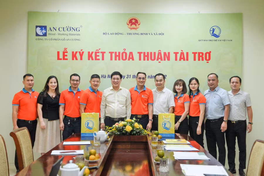 Đại diện Gỗ An Cường và Quỹ Bảo trợ trẻ em Việt Nam cùng chụp hình lưu niệm Đại diện Gỗ An Cường và Quỹ Bảo trợ trẻ em Việt Nam cùng chụp hình lưu niệm