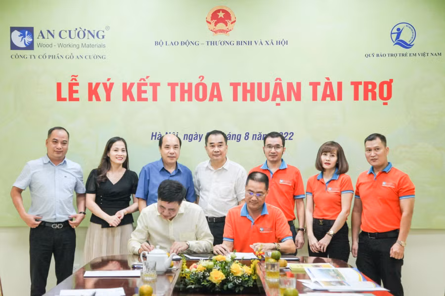 Ông Lê Đức Nghĩa và ông Hoàng Văn Tiến tiến hành kí kết thỏa thuận tài trợ. Ông Lê Đức Nghĩa và ông Hoàng Văn Tiến tiến hành kí kết thỏa thuận tài trợ.