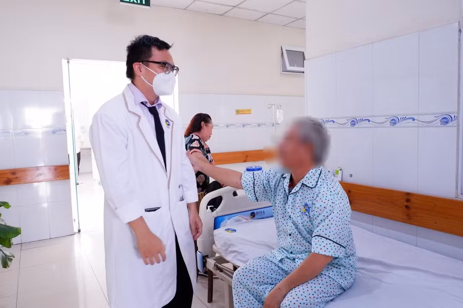 Bệnh nhân tỉnh táo sau cơn nguy kịch. Ảnh: BV. Bệnh nhân tỉnh táo sau cơn nguy kịch. Ảnh: BV.