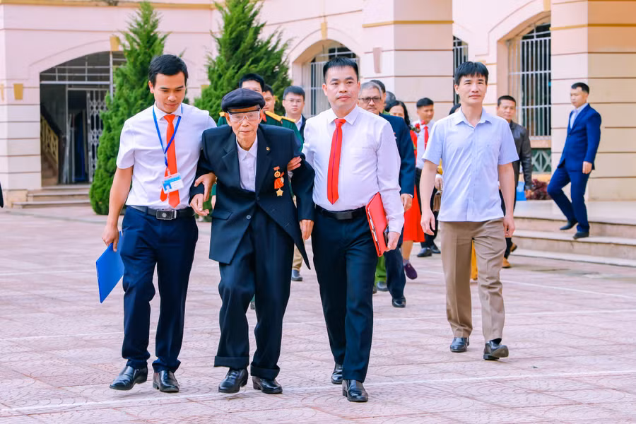 Trên cương vị là người quản lý, thầy Hiệu luôn dành tình cảm thân thiện với nguyên cán bộ, giáo viên đã từng công tác tại nhà trường.