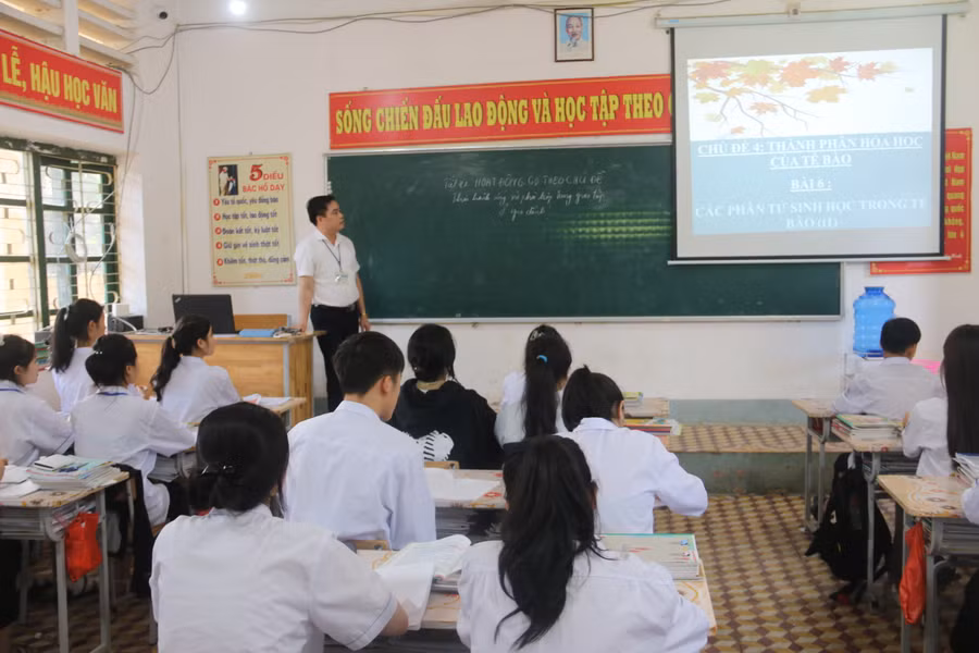 Thầy Hiệu lên lớp hướng dẫn học sinh học tập.