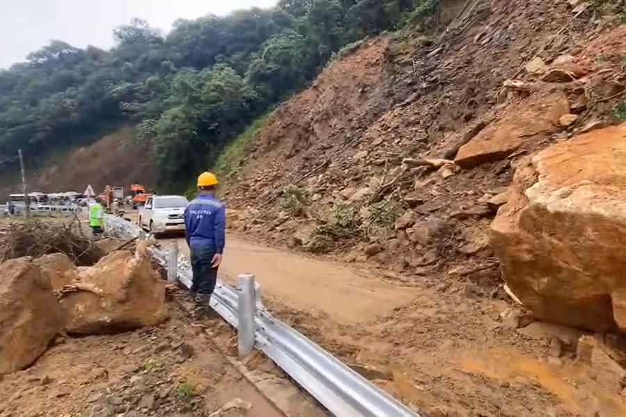 Nhiều đoạn trên tuyến QL 8A bị sạt lở gây ùn tắc giao thông.