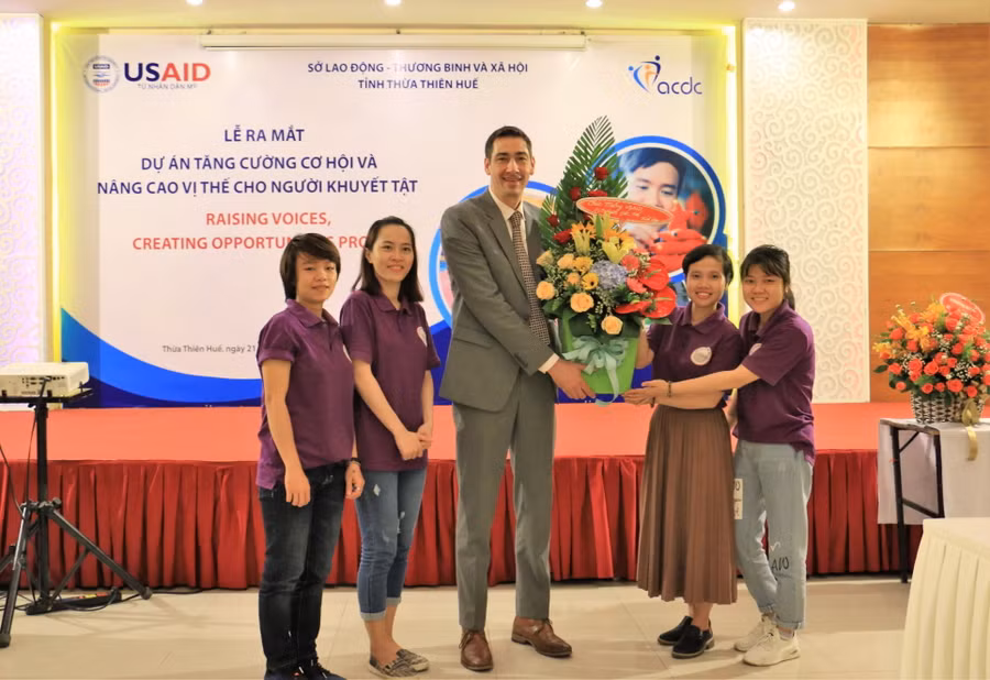 Các đại biểu chụp ảnh lưu niệm tại Lễ ra mắt Dự án
