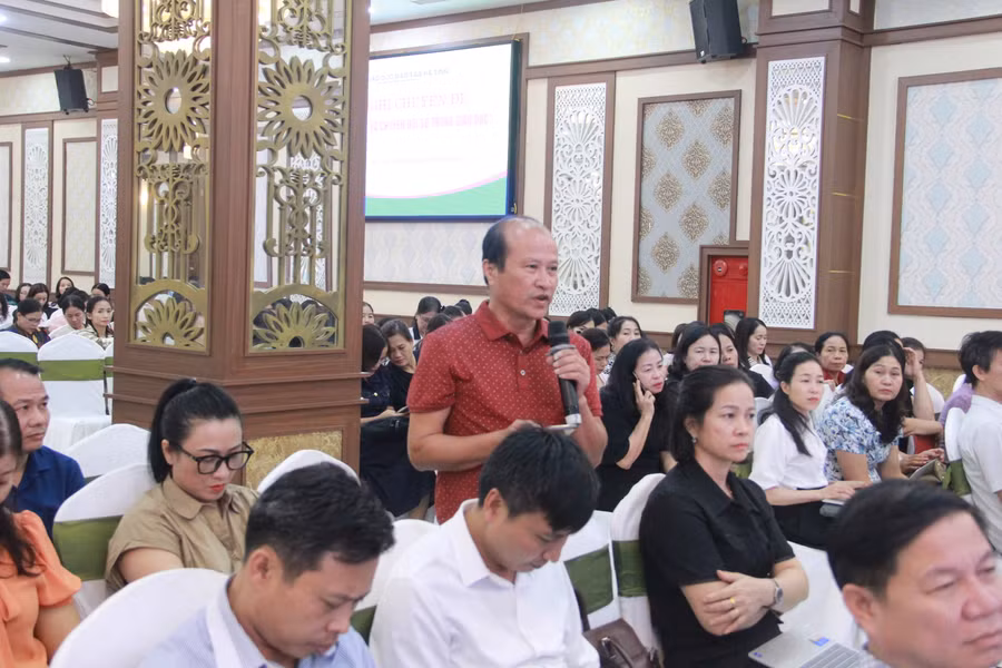 Thầy giáo Nguyễn Đình Chiến - Hiệu trưởng Trường THCS Thạch Trung (TP Hà Tĩnh) tham luận tại Hội nghị. Thầy giáo Nguyễn Đình Chiến - Hiệu trưởng Trường THCS Thạch Trung (TP Hà Tĩnh) tham luận tại Hội nghị.