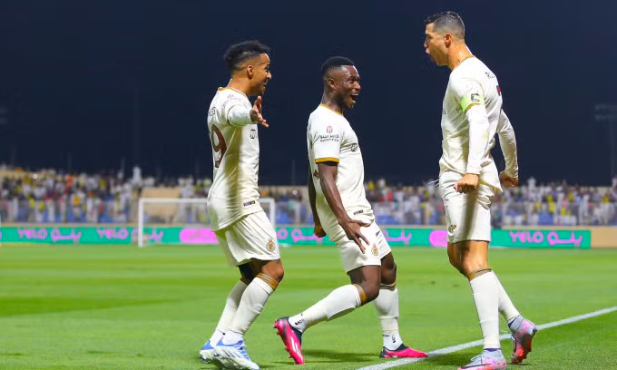 Ronaldo chia vui với đồng đội sau khi ghi bàn cho Al-Nassr tối 4/4.