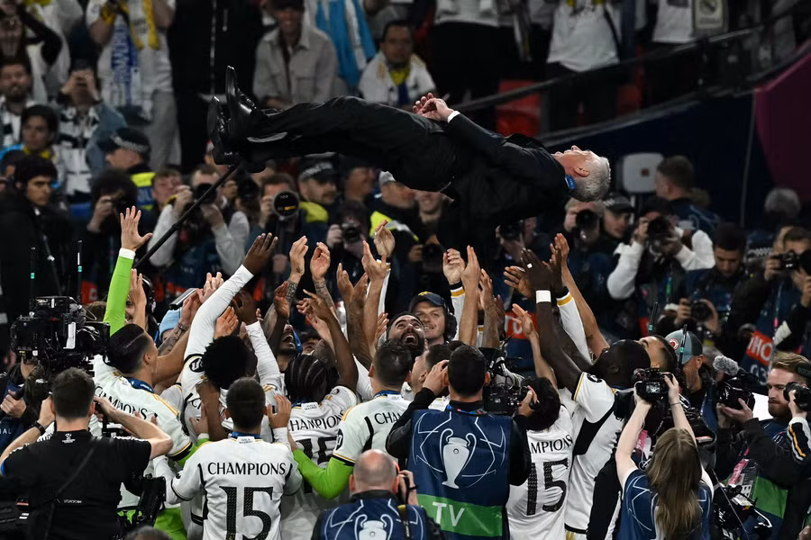 Cầu thủ Real Madrid tri ân HLV Carlo Ancelotti sau khi đánh bại Dortmund 2-0 trên sân Wembley – Anh hôm 2/6.