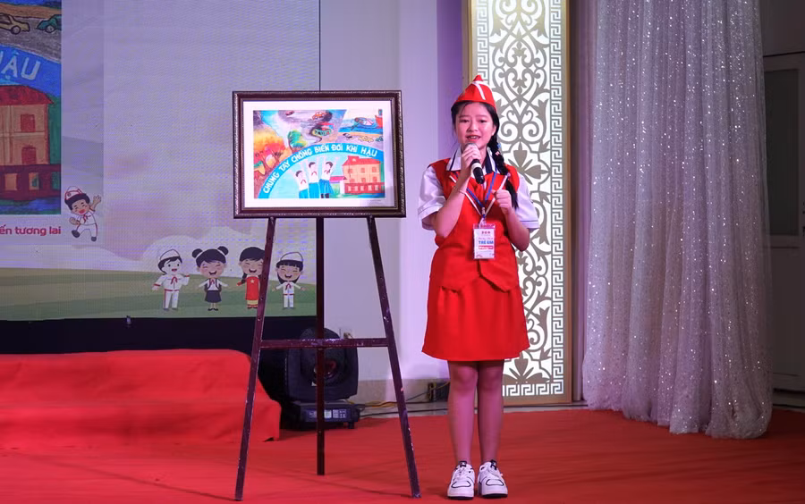 Học sinh tham gia phần thi thuyết trình tranh vẽ tuyên truyền.
