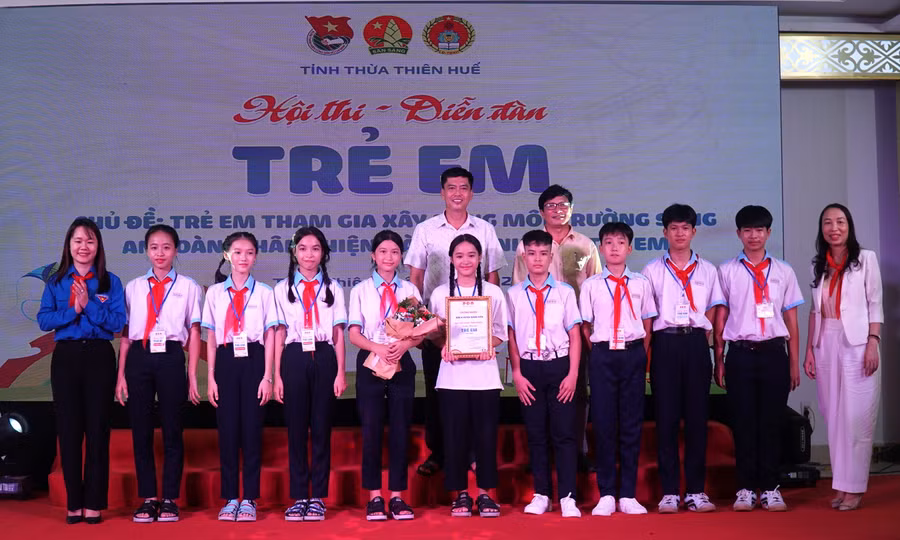Ban tổ chức trao giải Nhất của cuộc thi cho các em học sinh đến từ huyện Quảng Điền.