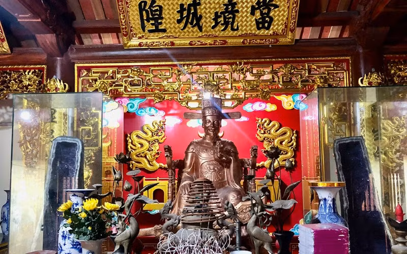 Tượng thờ Thái sư Lưu Cơ tại Hưng Yên.