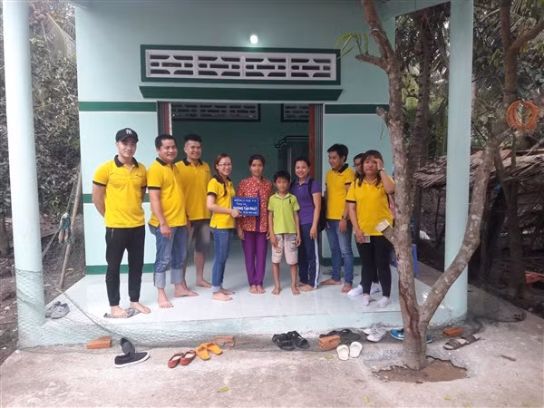 Cô Nguyễn Ngọc Thùy bàn giao nhà cho gia đình học sinh Dương Tấn Phát (năm học 2016 – 2017).