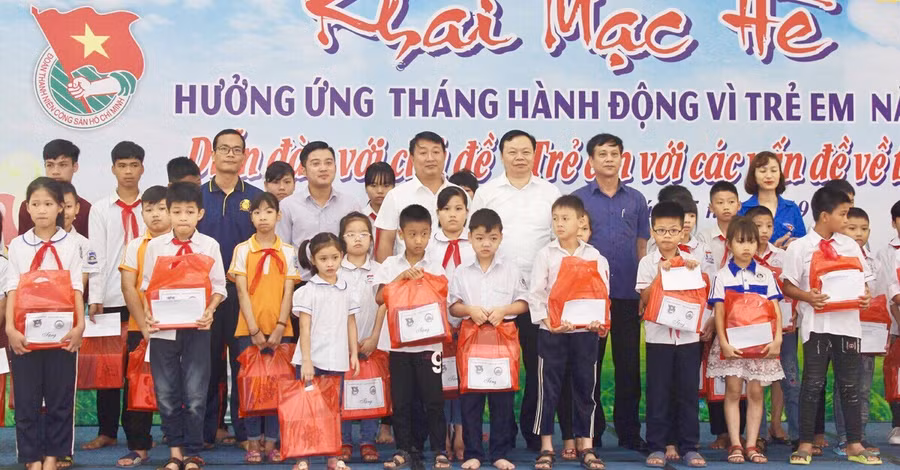 Tặng quà cho thiếu nhi có hoàn cảnh khó khăn