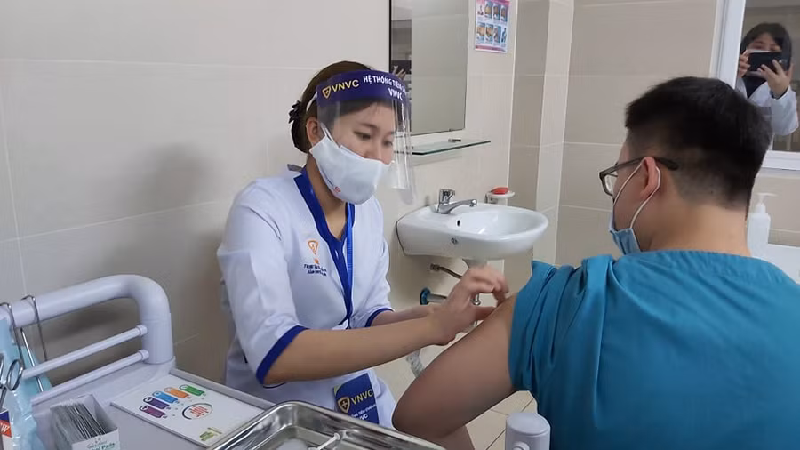 Mục đích của khám sàng lọc là phát hiện và phân loại các đối tượng đủ điều kiện tiêm chủng vắc xin phòng Covid-19 để đảm bảo an toàn tiêm chủng. Ảnh minh họa.