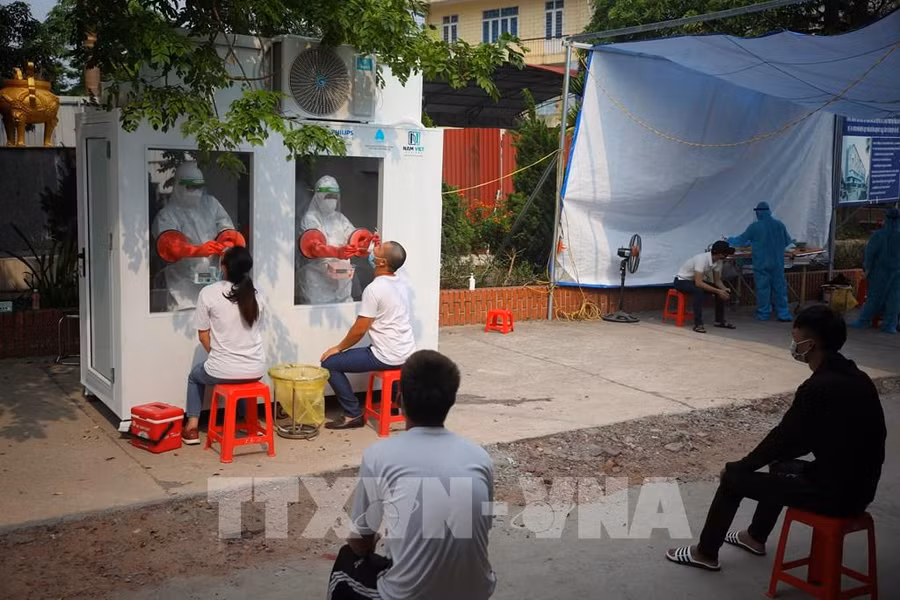 Buồng lấy mẫu xét nghiệm COVID-19 được trang bị các hệ thống thông minh và an toàn. Tất cả đều được khử trùng bề mặt trong vòng 8 phút trước mỗi ca trực của y bác sĩ. Ảnh: Danh Lam - TTXVN.