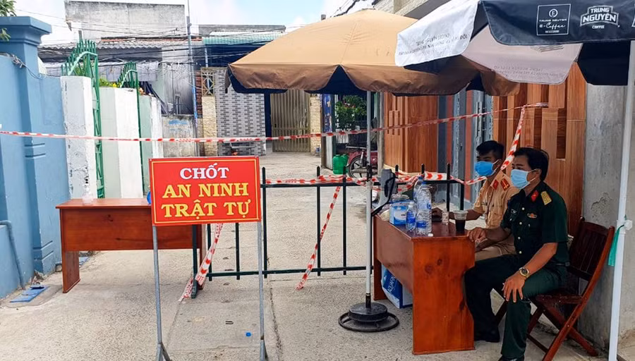 Lực lượng chức năng làm nhiệm vụ tại khu vực cách ly y tế ở tổ 12 và 13 thuộc ấp Phước Tân, xã Phước Tỉnh, huyện Long Điền. Ảnh: Tuyết Mai.