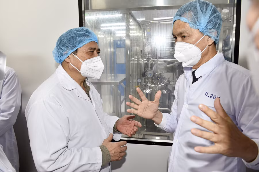 Thủ tướng nói chuyện với ông Tổng giám đốc Công ty CP công nghệ sinh học dược Nanogen. Ảnh: VGP/Nhật Bắc