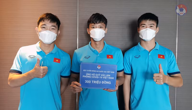 Đội trưởng Quế Ngọc Hải và hai đội phó Lương Xuân Trường, Đỗ Duy Mạnh đại diện ĐT Việt Nam ủng hộ 300 triệu đồng vào Quỹ vắc-xin phòng, chống COVID-19. Nguồn: VFF