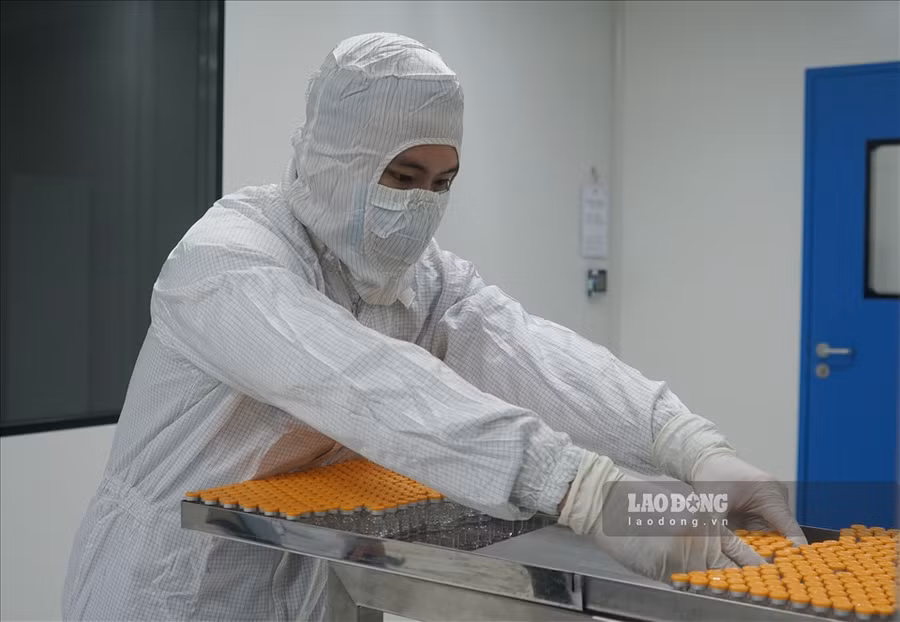 Quy trình sản xuất vắc xin được thực hiện trong phòng vô trùng. Để sản xuất 1 liều vắc xin Nanocovax có tác dụng phòng ngừa Covid-19 phải trải qua 6 công đoạn nghiêm ngặt trước khi đóng gói thành phẩm. Ảnh: LĐ.