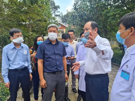 Thứ trưởng Bộ Y tế Nguyễn Trường Sơn kiểm tra công tác phòng chống dịch Covid-19 tại Bệnh viện Bệnh lý hô hấp cấp tính Củ Chi- TPHCM. Ảnh: Bộ Y tế