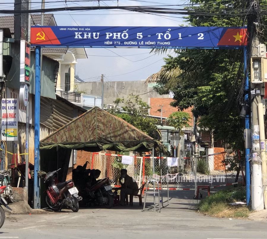 Lực lượng chức năng phường Phú Hòa tổ chức phòng tỏa, cách ly y tế tạm thời khu vực nơi sinh sống của ca nghi nhiễm Covid-19. Nguồn: Báo Bình Dương.