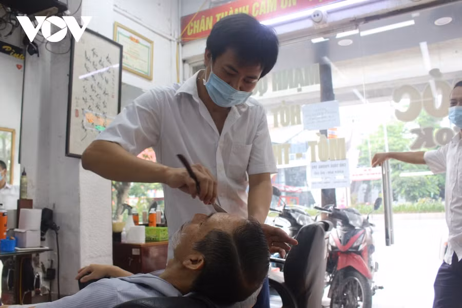 Chia sẻ trên báo chí, ông Chiến, khách hàng tới tiệm cắt tóc cho biết: "Thông thường thì 1 tháng tôi sẽ đi cắt tóc một lần, nhưng đợt này phải gần 2 tháng mới được ra tiệm tóc. Nay được tới cắt tóc, cạo râu tôi thấy trong người thoải mái hơn, mát mẻ hơn". Nguồn: VOV