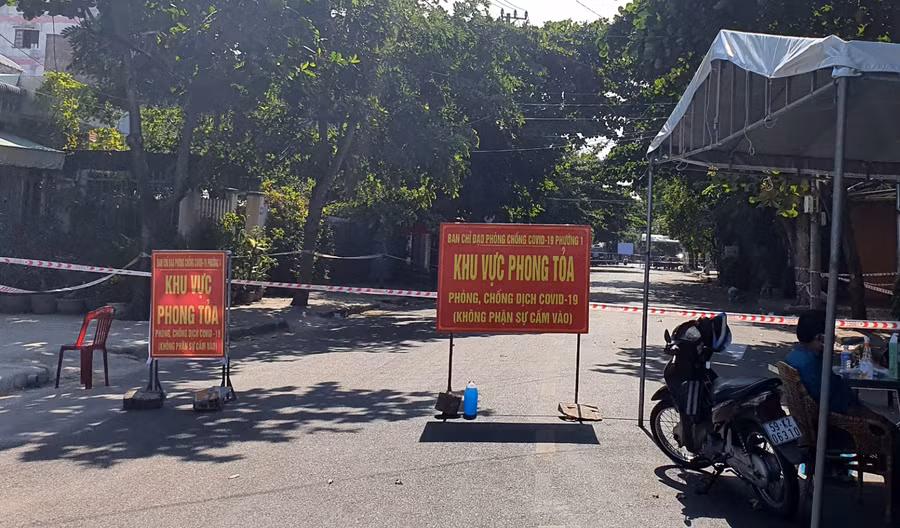 Khu vực phong tỏa đoạn đường Tản Đà, TP Tuy Hòa. Ảnh: Trọng Hảo.