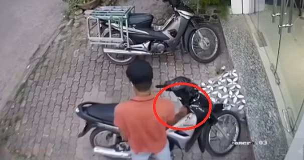 Video: Trộm thản nhiên bẻ khóa xe máy rồi tẩu thoát nhưng cái kết mới bất ngờ