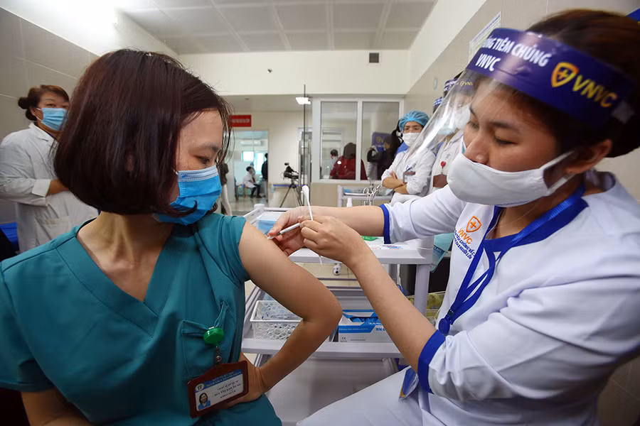 Những nhân viên y tế được tiêm vắc xin Covid-19. Ảnh minh họa
