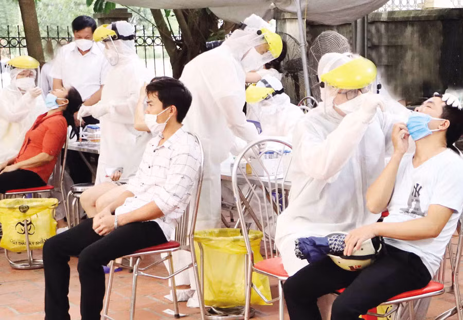 Lấy mẫu xét nghiệm diện rộng ở thành phố Bắc Ninh. Ảnh: K.T.