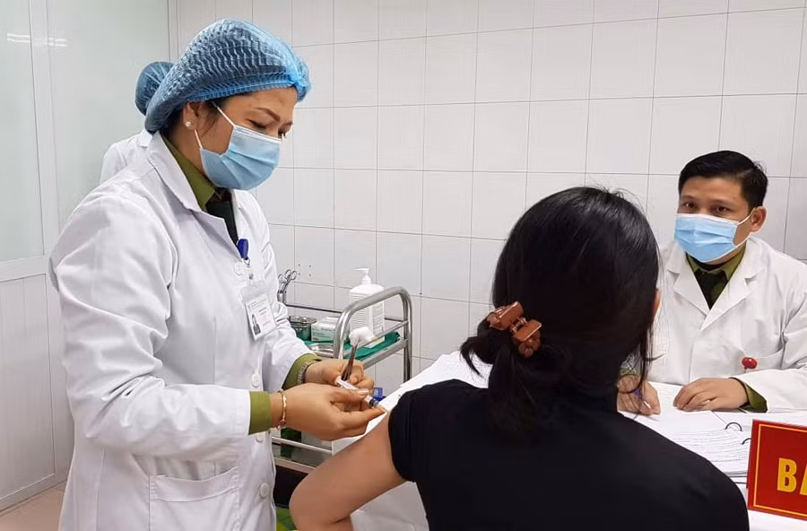 Tính nguyện viên tham gia thử nghiệm vắc xin Covid-19 Nano Covax. Ảnh minh họa.